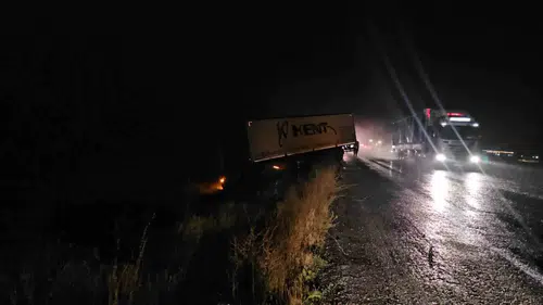 Adilcevaz'da yağışlı havada kontrolden çıkan tır şarampole devrildi
