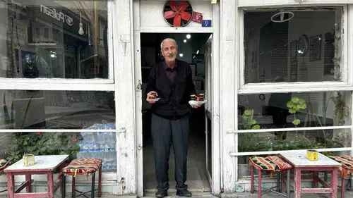 Van'da 45 yıllık kahveci Halit Arar geleneği yaşatıyor
