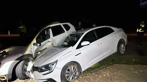 Mardin Derik yolunda iki otomobil çarpıştı 6 kişi yaralandı