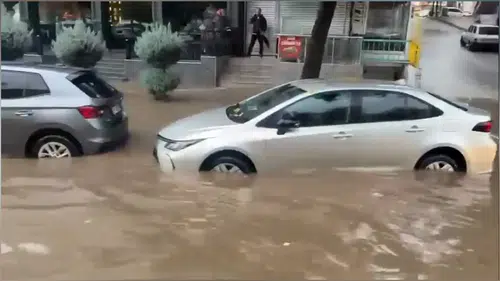 Diyarbakır'da sağanak yağış hayatı felç etti