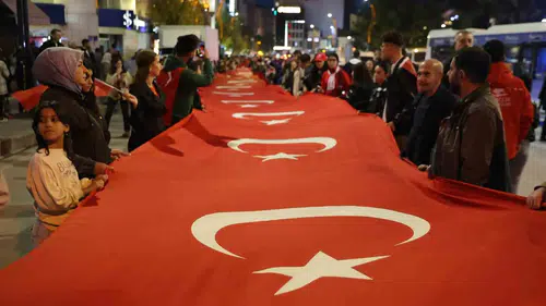 Elazığ sokakları Cumhuriyet coşkusuyla aydınlandı