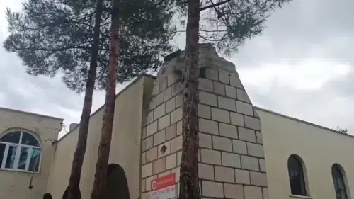 Diyarbakır'da şiddetli rüzgar cami minaresini evin üzerine devirdi