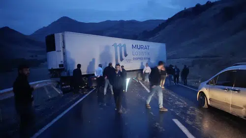 Yüksekova Van karayolunda tır kazası ulaşımı durdurdu