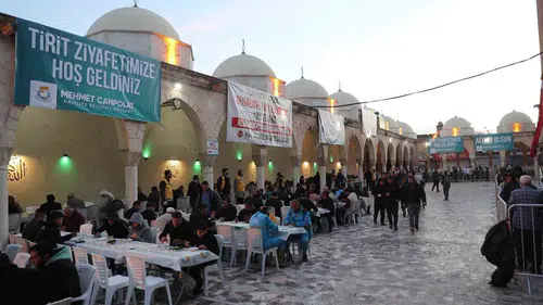 Şanlıurfa'da binlerce kişi tirit sofrasında bir araya geldi