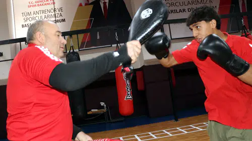 Vanlı milli boksör Furkan Avar dünya şampiyonluğu için ringe çıkıyor