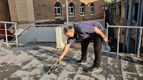 Adilcevazlı kasap ile karganın şaşırtan dostluğu görenleri gülümsetiyor