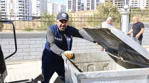Elazığlı temizlik görevlisi bulduğu 600 bin liralık çantayı sahibine teslim etti
