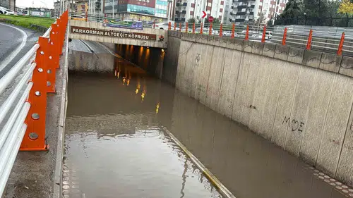Diyarbakır sağanak yağışla felç oldu