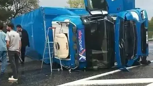 Elazığ yolunda kargo tırı devrildi