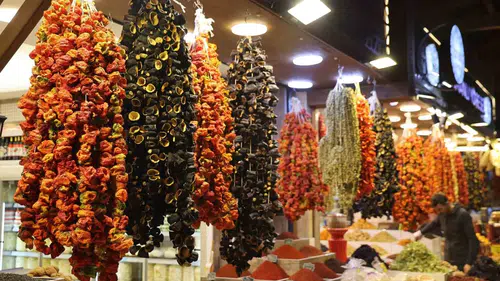 Elazığ Kapalı Çarşıda kışlık kurutmalıklar tezgahlara renk kattı