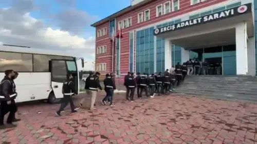 Van merkezli operasyonda çok sayıda silah ve şüpheli yakalandı