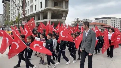 Yüksekova sokakları 110 metrelik dev Türk bayrağı ile kırmızı beyaza büründü