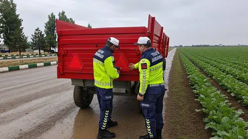 Muşta traktör römorklarına reflektör takıldı