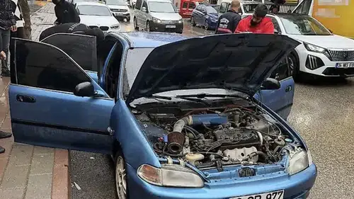 Siirt'te park halindeki otomobil alevlere teslim oldu