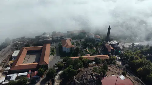 Diyarbakır'da yoğun sis tarihi dokuyu büyüleyici bir görünüme kavuşturdu