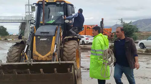 Yurtbaşı beldesinde selin izleri temizleniyor