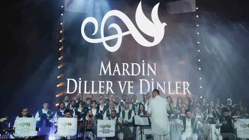Mardin Diller ve Dinler Korosu Kültür Yolu Festivali'nde sahne aldı