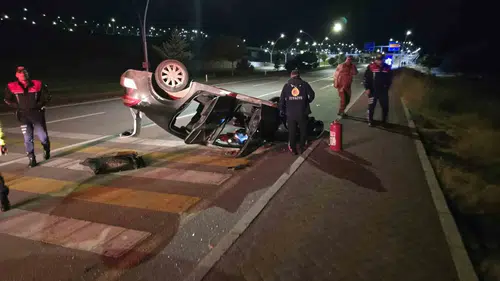Van Edremit'te otomobil takla attı iki kişi yaralandı