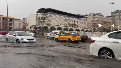 Diyarbakır'da şiddetli sağanak hayatı felç etti