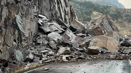 Şırnak Beytüşşebap yolunda dev kayalar trafiği durdurdu