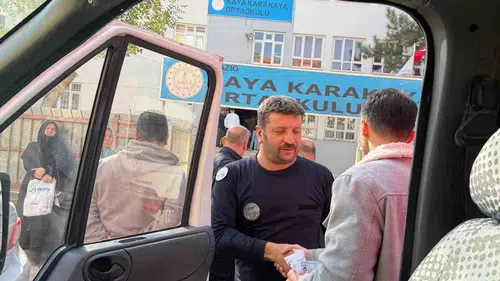 KPSS sınavına yetişmeye çalışan aday asansörde mahsur kaldı