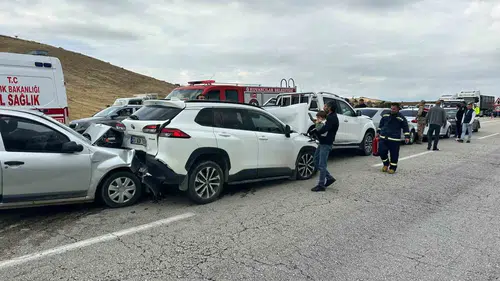 Palu Belediye Başkanı'nın konvoyunda zincirleme kaza yaşandı