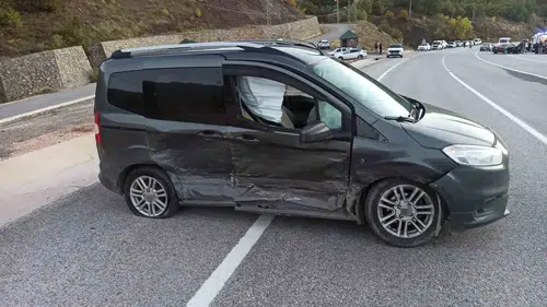 Bingöl kara yolunda iki aracın karıştığı kazada üç kişi yaralandı