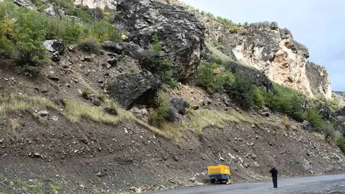 Şırnak yollarında Karadenizli dağcılar kaya düşürme operasyonu yürütüyor