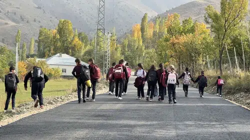Hakkari sınırındaki iki mezranın kırk yıllık yol çilesi sona erdi