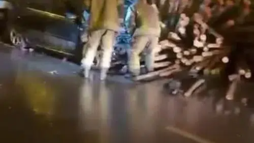 Diyarbakırda yağışlı havada kontrolden çıkan otomobil kerestelere çarptı