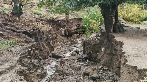 Elazığ Beydoğmuş köyünde aşırı yağışlar yolları ve tarım arazilerini vurdu