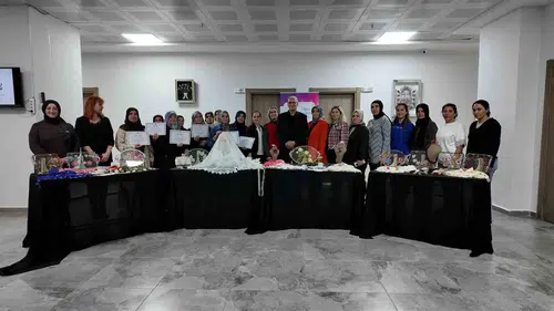 Elazığlı kadınlar boncuklu iğne oyası kursunda hünerlerini sergiledi