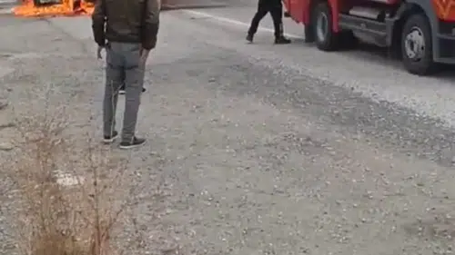 Van yolunda seyir halindeki kamyonet alevlere teslim oldu