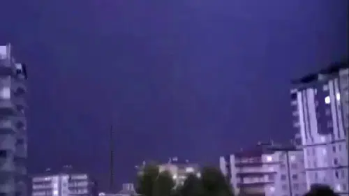 Diyarbakırda iki apartmana yıldırım isabet etti