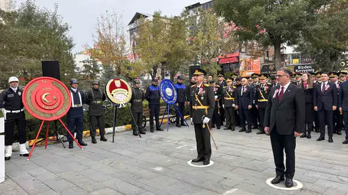 Van'da 29 Ekim Cumhuriyet Bayramı coşkusu çelenk töreniyle başladı