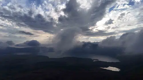 Nemrut Kalderası üzerinde oluşan bulut hareketleri görsel şölen sundu