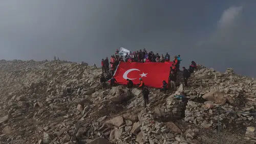 Bingöl'de Cumhuriyet coşkusu 2 bin 878 rakımlı Sülbüs Dağı'nın zirvesine taşındı
