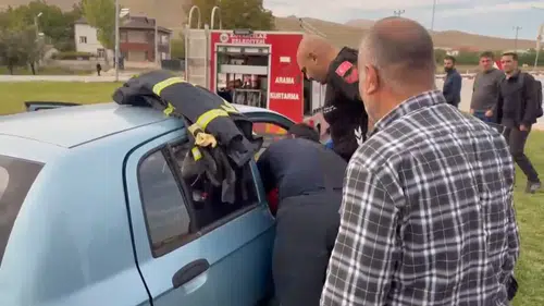 Elazığ Kovancılar yolunda otomobil refüje çarptı