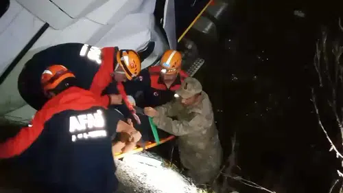 Elazığ yolunda sağanak kazası: Tır şarampole devrildi