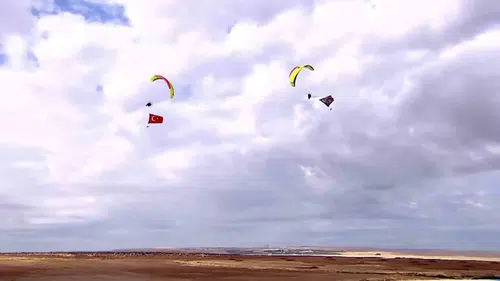 Şanlıurfa TEKNOFEST semalarında nefes kesen paramotor şovu