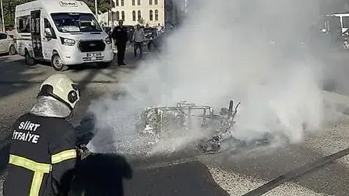 Siirt merkezde motosiklet ve hafif ticari araç çarpıştı