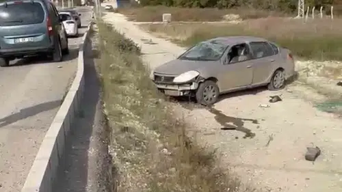 Elazığ Kızılay Mahallesi'nde otomobil yoldan çıkarak araziye uçtu