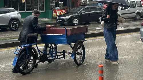 Van sokaklarında aniden bastıran sağanak yağış hayatı durma noktasına getirdi