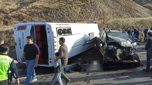 Bingöl yolunda midibüs ve kamyonet çarpıştı