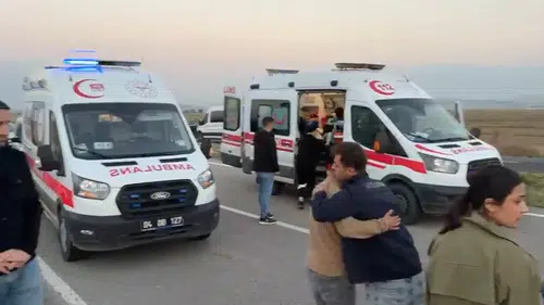Düğün davetiyesi götüren aile kaza yaptı 3'ü çocuk 6 yaralı