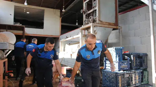 Şanlıurfa'da sağlıksız gıda üretimi yapan imalathaneye zabıta baskını