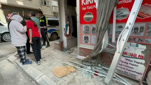 Elazığ'da trafik kazası sonrası ticari taksi dükkana daldı