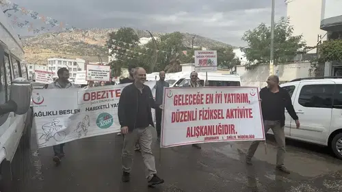 Çermik ilçesinde sağlık çalışanlarından obeziteye karşı farkındalık yürüyüşü