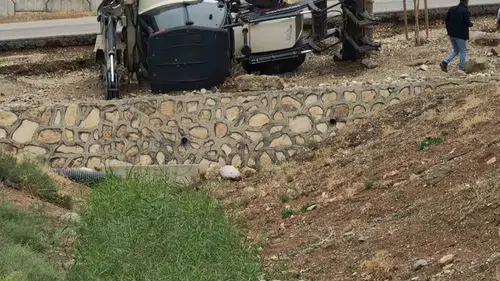 Batman’da devrilen iş makinesinin sürücüsü hastanelik oldu