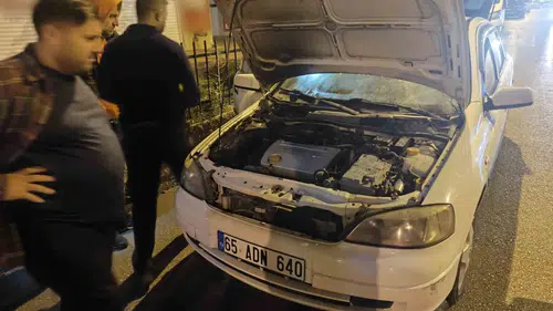 Erciş'te seyir halindeki otomobil aniden alev aldı